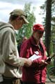 Omasta ajostaan järjestelytehtävien hyväksi luopunut Antti ja ylituomari Raimo Sivula lähtöä valvomassa.