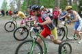 Kansainvälisen maasto-kickbike -kilpailun osanottajat lähtivät ajamaan takaa maastopyöräilijöitä potkupyöräliyn ja -kelkkailun maailmanmestarin Hannu Vierikon (10) vetämänä.