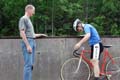 Ensimmäinen ajo velodromilla ratapyörällä ja vieläpä varvaskoukuin ja remmein vaatii hetken miettimistä. Aleksei kuuntelee Heikin neuvoja jo pyörän päälle pääsemiseksi.
