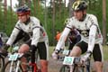 Jukka lähdössä haastamaan maamme kärkikuskit vierellään tänä vuonna niukasti maastossa kilpaillut Antti.