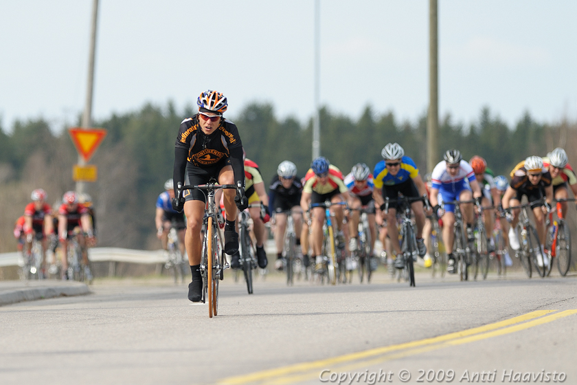 _DSC7252.jpg - Sipoon Susiringin maantieajo. M-eliten pääjoukon loppukirin voittaa selvästi Jukka Vastaranta, Team Continental.