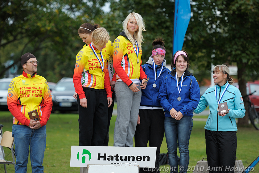 _DSC6981.jpg - N-18 joukkuekilpailun suomenmestari Team Velo Cycling (Rosa-Maria Mattila, Anna-Mari Saarinen ja Anni Ellmen, jj. Jarkko Saarinen) ja toinen Tampereen Pyörä-Pojat (Jasmin Kansikas, Eveliina Sarismala ja Suvi Lahtonen)